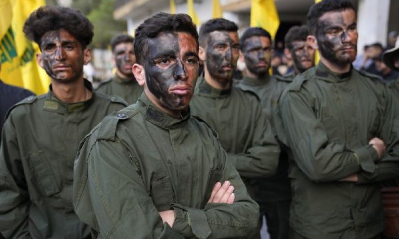 תחילת הסוף? לוחמי חיזבאללה משתתפים בלוויית חבריהם [צילום: חוסיין מלא/AP]