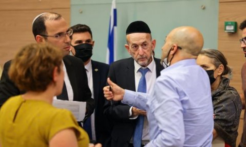 יועמ"ש הוועדה גור בליי עם חה"כ אורי מקלב, איתן גינזבורג ושמחה רוטמן [צילום: נועם מושקוביץ/דוברות הכנסת]