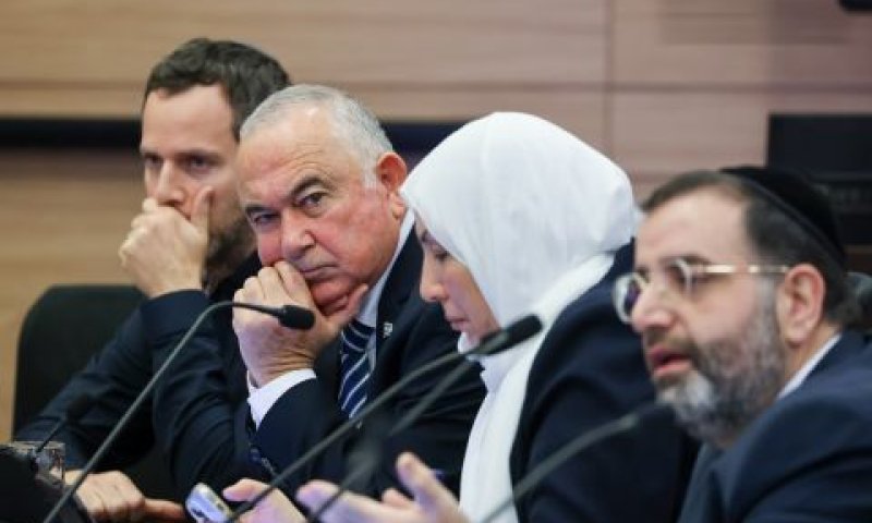 הח"כים אברהם בצלאל, אימאן ח'טיב יאסין, אלי דלל והחשב של הרשות לתחרות [צילום: נועם מושקוביץ/דוברות הכנסת]