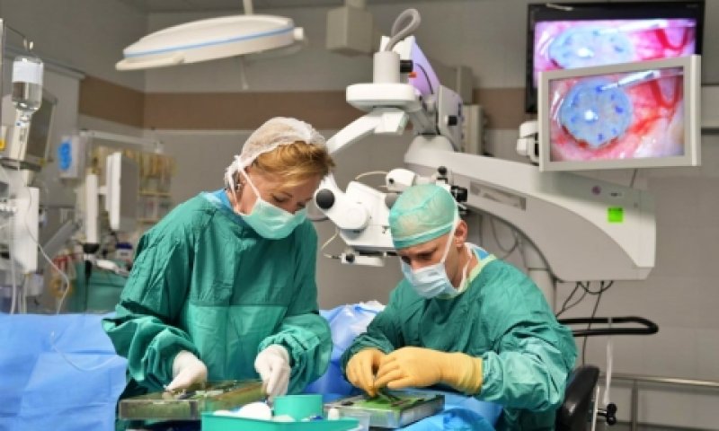 ניתוח השתלת הקרנית בעיניו של בנימין גורן [צילום: מרכז רפואי מאיר]