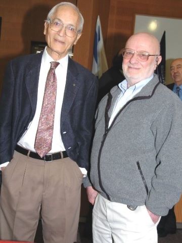 פרופ' אברהם למפל (מימין) עם פרופ' מחקר יעקב זיו [צילום: דוברות הטכניון]