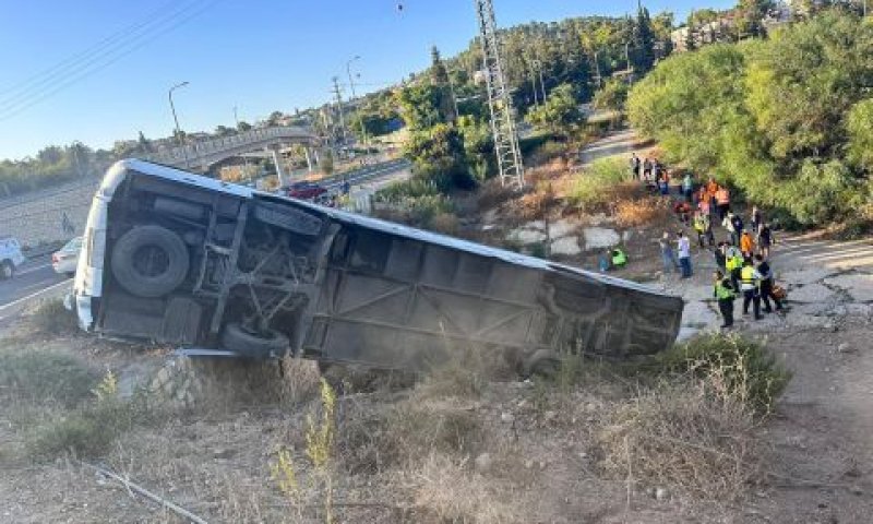 האוטובוס ההפוך [צילום: דוברות המשטרה]