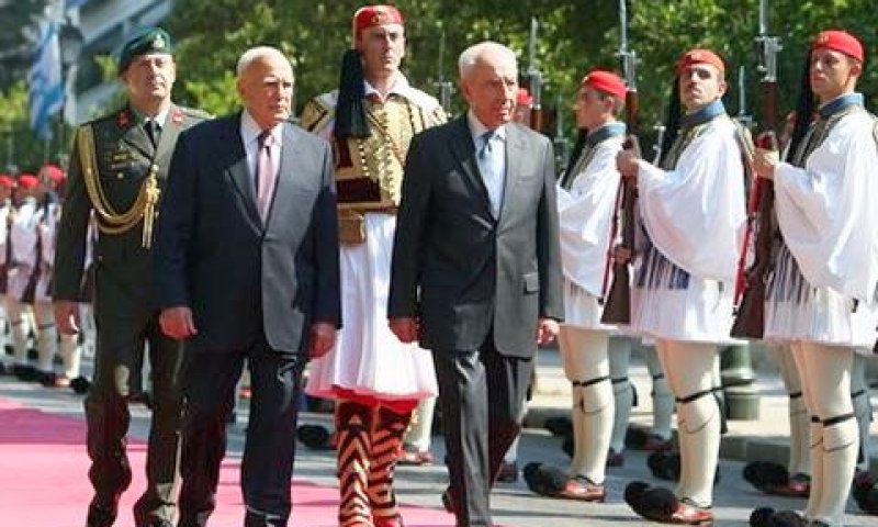 שמעון פרס בלוויית נשיא יוון [צילום: AP]