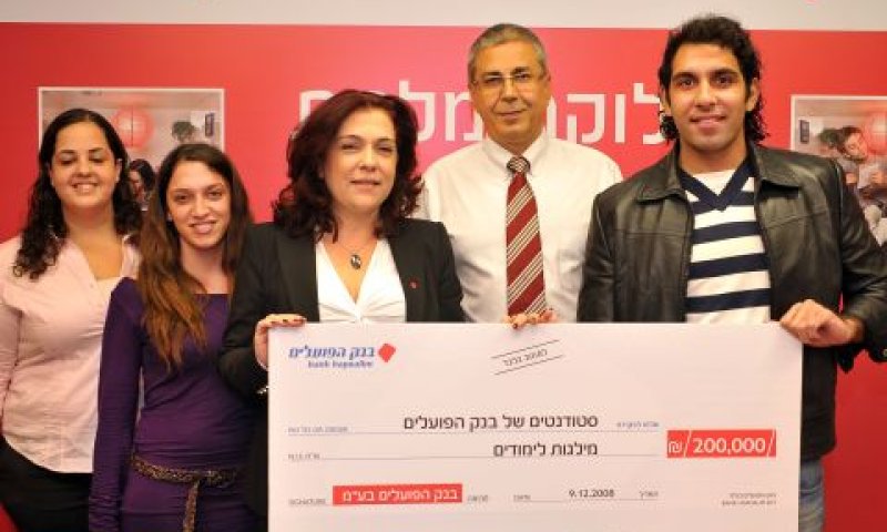 ציון קינן מעניק מלגות [צילום: יח"צ]