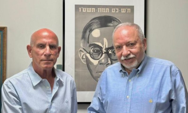 אביגדור ליברמן, דני שחר
