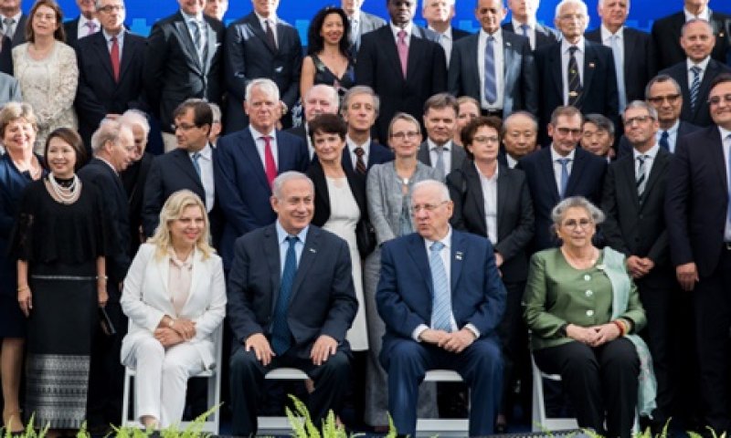 ריבלין ונתניהו עם הסגל הדיפלומטי הזר [צילום: יונתן זינדל, פלאש 90]