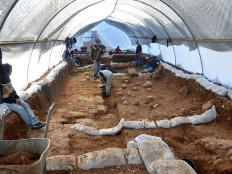 אתר החפירה במגרש הרוסים. על הרצפה ניתן לראות את אבני הקלע, עדות מוחשית לקרב [צילום: : יולי שוורץ, באדיבות רשות העתיקות]