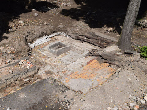 שרידי בימת בית הכנסת הגדול מתחת לרצפת בית הספר שנבנה מעליה. [צילום: יוחנן (ג'ון) זליגמן, רשות העתיקות]