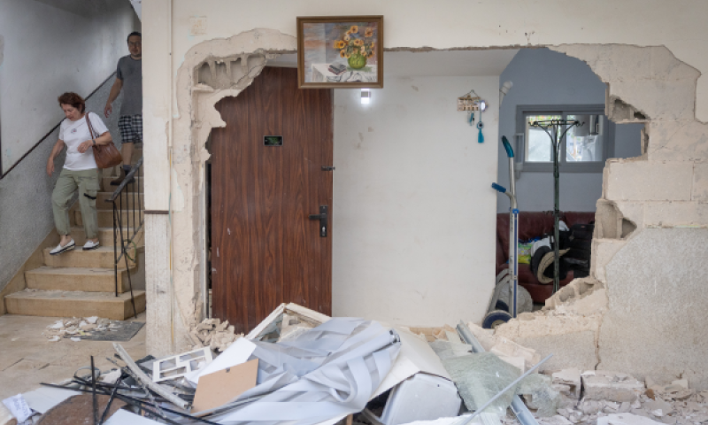 תושבים מתפנים מביתם ההרוס בבת ים [צילום: חיים גולדברג/פלאש 90]