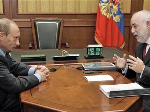 ויקטור וקסלברג וולדימיר פוטין [צילום: AP]