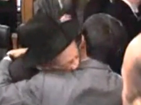 נשיקה עזה בצווארו של הרודן