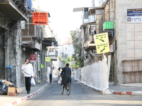 גברים שמאלה. מעבר הנשים [צילום: יצחק אלהרר, "סקופ 80"]