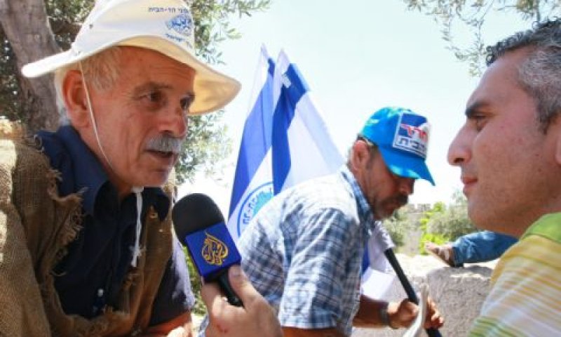 גרשון סלומון מתראיין ב-2009 כשהוא לובש שק [צילום: רישוונט ג'יאפול/פלאש 90]