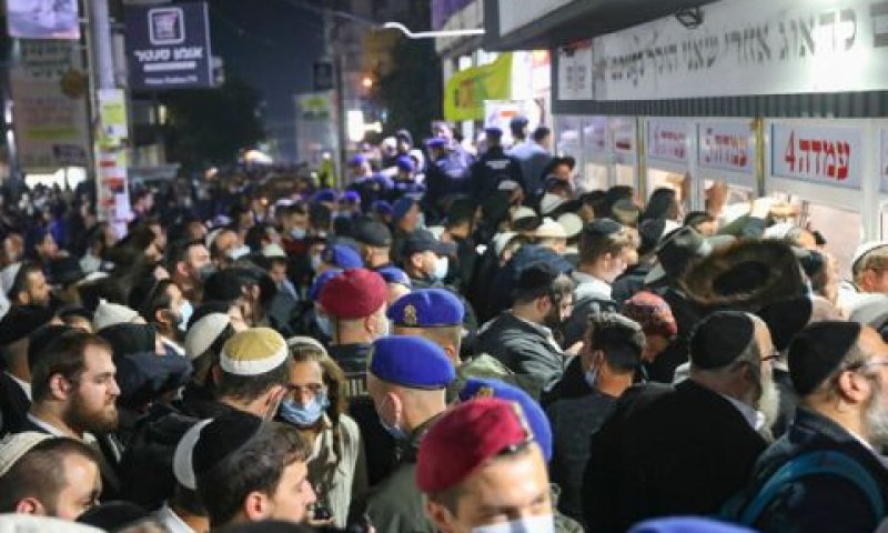 חוגגים באומן [צילום: פלאש 90]