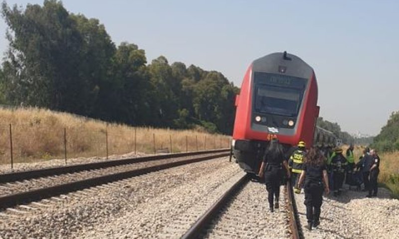 הנוסעים ליד הרכבת התקולה [צילום: רכבת ישראל]