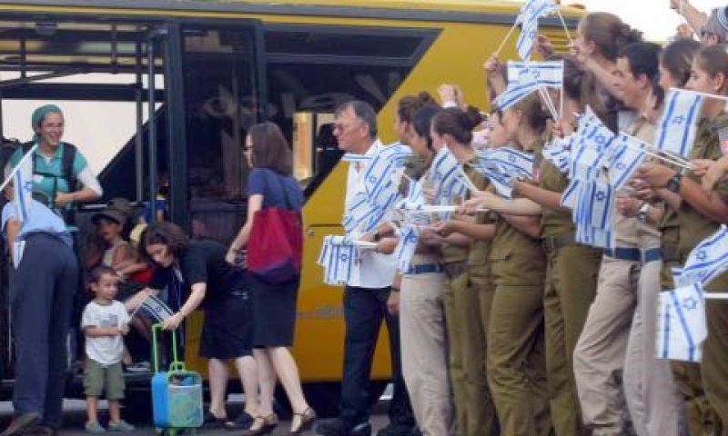 עולים חדשים מבריטניה ומקנדה [צילום: פלאש 90]