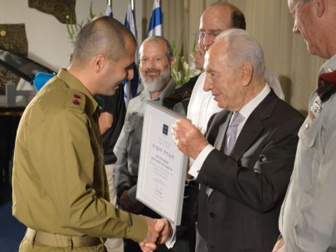 נשיא המדינה מעניק את התעודה לעוצבת סיני פיקוד דרום [צילום: מארק ניימן/ לע"מ]