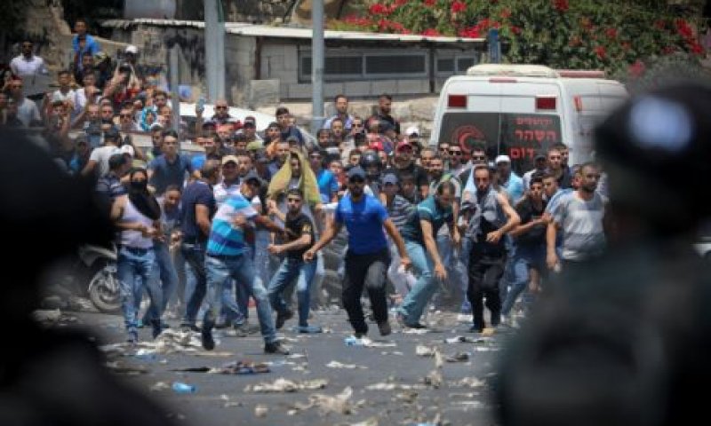 מתפרעים מחוץ לעיר העתיקה [צילום: יונתן זינדל/פלאש 90]