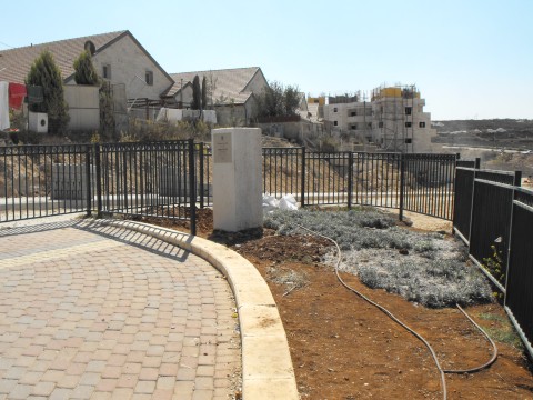 קצה השביל בקצה היישוב שבו מונחת ההקדשה הישנה