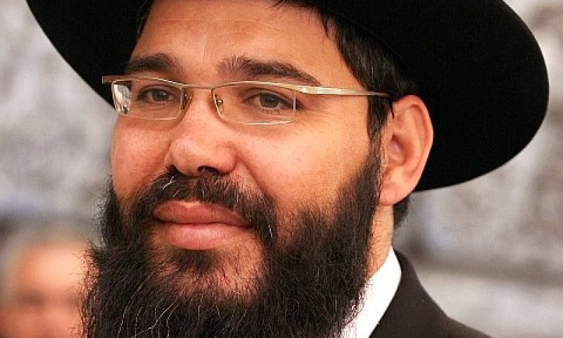 הרב אמסלם. הצלבת מסמכים [צילום: פלאש 90]