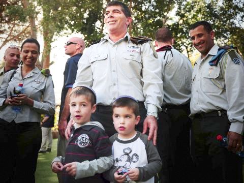 הרמטכ"ל גבי אשכנזי עם הילדים היתומים של רב- סרן רועי קליין [דו"צ]