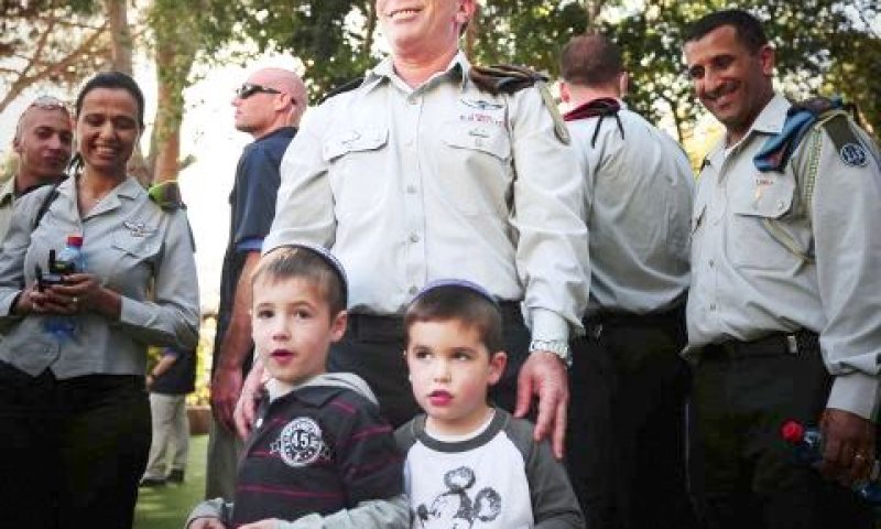 הרמטכ"ל עם יתומיו של רס"ןרועי קליין [צילום: דו"צ]