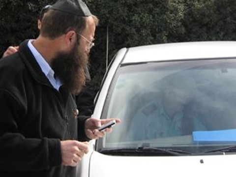 פעיל הימין ברוך מרזל חוסם את הרכב