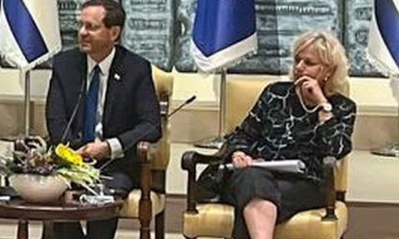 היועמ"ש מיארה והנשיא הרצוג. בעיה במו"מ [צילום: דוברות בית הנשיא]