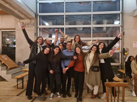 תמונה קבוצתית. מימין לשמאל, שורה ראשונה: פרופ' אורי לזמס, מיכל חלפון, ארי יולס, עדן פרינדליך, קרולין חלי, נטע משעוני, נועה בן דויד וראוף נסייר; שורה שנייה: פרופ' אבי שפיגלמן ופרופ' מאיה דוידוביץ-פנחס [צילום: רמי שלוש, דוברות הטכניון]