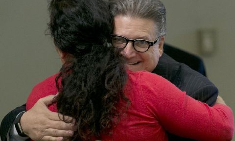 מחבק. בוב הרצברג [צילום: ריץ פדרוסיל/AP]