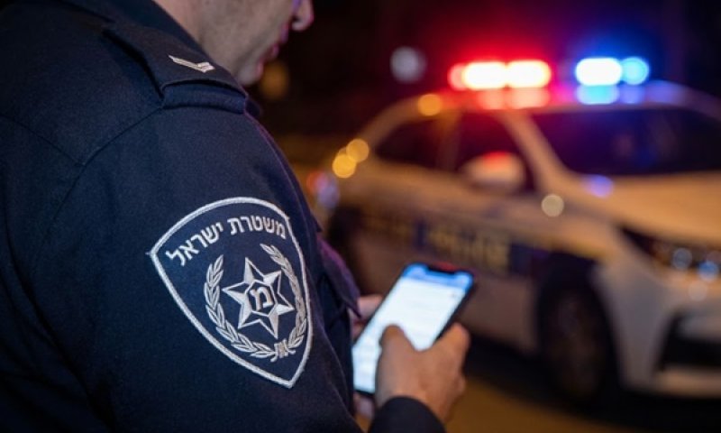 נסע בנתיב מקביל וראה את הנהג אוחז באייפון [עיבוד אילוסטרציה: איציק וולף, באמצעות AI]