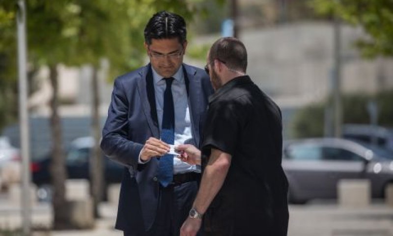 נציג טורקיה בישראל, אומוט דניז, מגיע למשרד החוץ בירושלים [צילום: יונתן זינדל/פלאש 90]