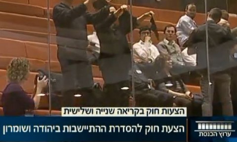 דגלים שחורים ביציע