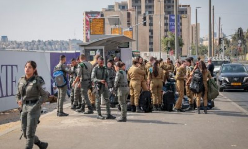 חיילים ממתינים לאוטובוס בכניסה לירושלים [צילום: נועם ריבקין פנטון/פלאש 90]