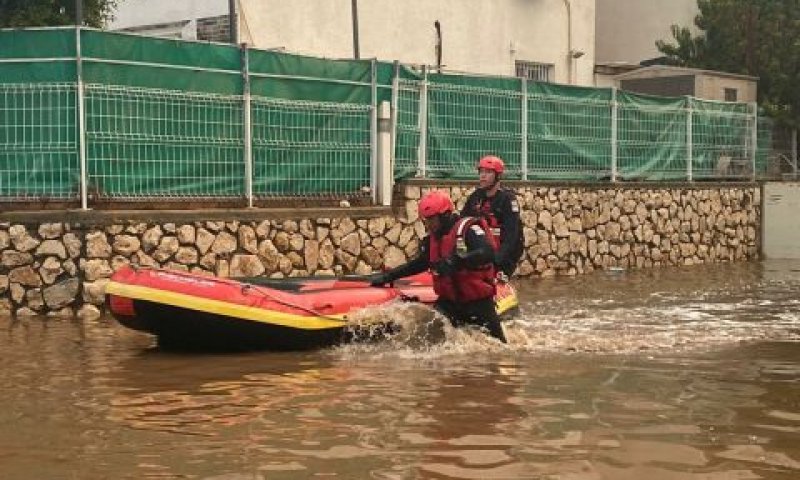 פעילות חילוץ של צוותי הכיבוי בתחנת חדרה [צילום: דוברות כבאות והצלה מחוז חוף]