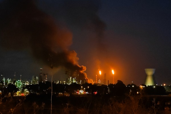פגיעת טיל במתחם בזן במפרץ חיפה [צילום: מרדכי בליטי, פלאש 90]