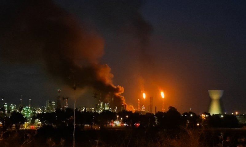 פגיעת הטיל האירני בבתי הזיקוק, בקיץ האחרון [צילום: מרדכי בליטי, פלאש 90]