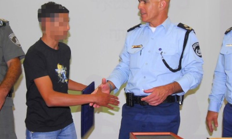 ניצב אילן פרנקו מברך את הסוכן הסמוי [צילום: דוברות המשטרה]
