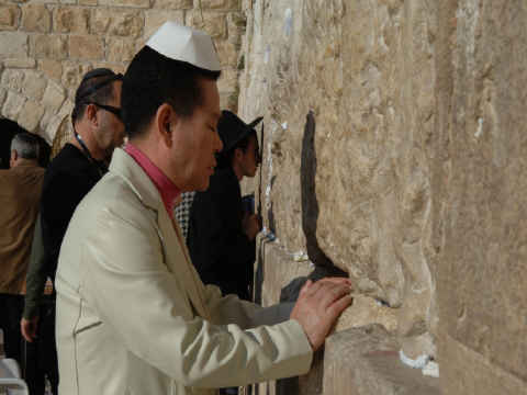 הכומר ד"ר ג'רוק לי בכותל המערבי