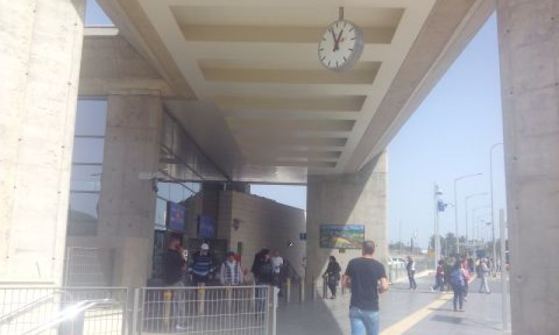 תחנת הרכבת בכרמיאל. העמדה הקרובה לעדכון פרופיל - במרחק כשעתיים [צילום: איתמר לוין]