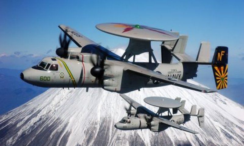 מטוס המכ"ם הוק-איי משופר אי-2 די [צילום: U.S. Navy]