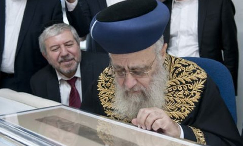 הראשון לציון וסגן שר האוצר בוחנים את המגילות [צילום: עמוס גרשום, לשכת העיתונות הממשלתית]