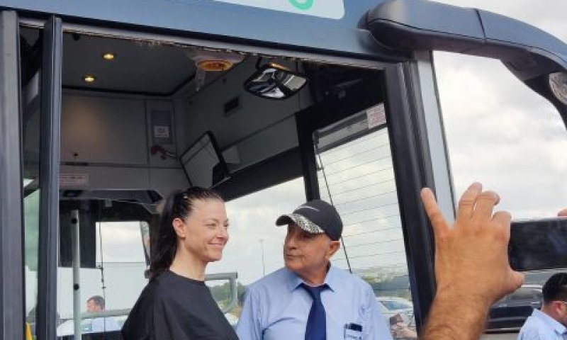 השרה מיכאלי עם נהג של סופרבוס