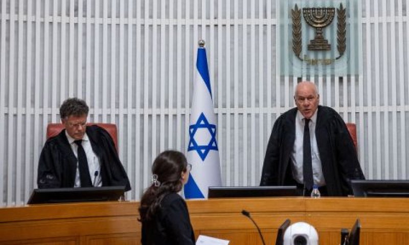פוגלמן ועמית. למרות הריסון [צילום: יונתן זינדל, פלאש 90]