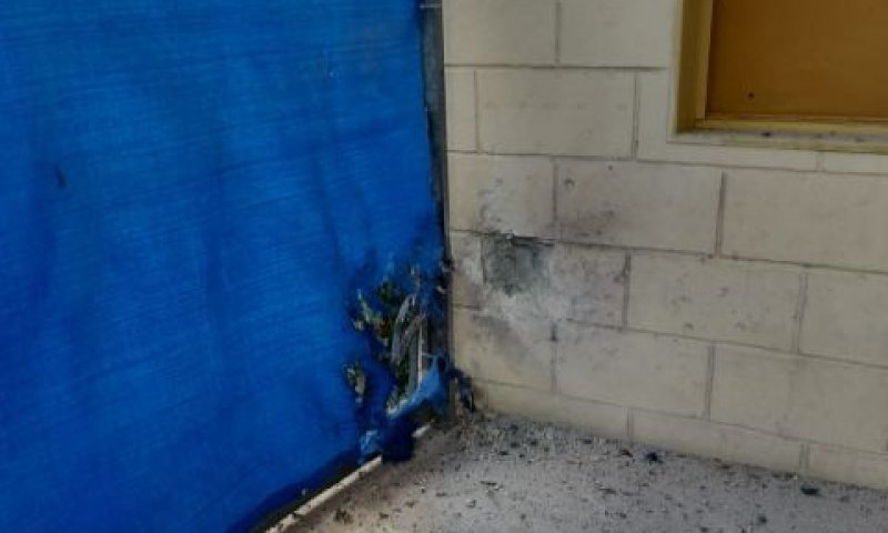 נזק נגרם למבנה הגן [צילום: דוברות המשטרה]