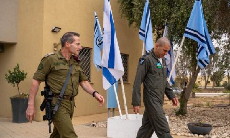 מב"ס נבטים יותם סיגלר, סגן הרמטכ"ל אמיר ברעם [צילום: דובר צה''ל]