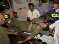 פינוי הפצועים [צילום: AP]