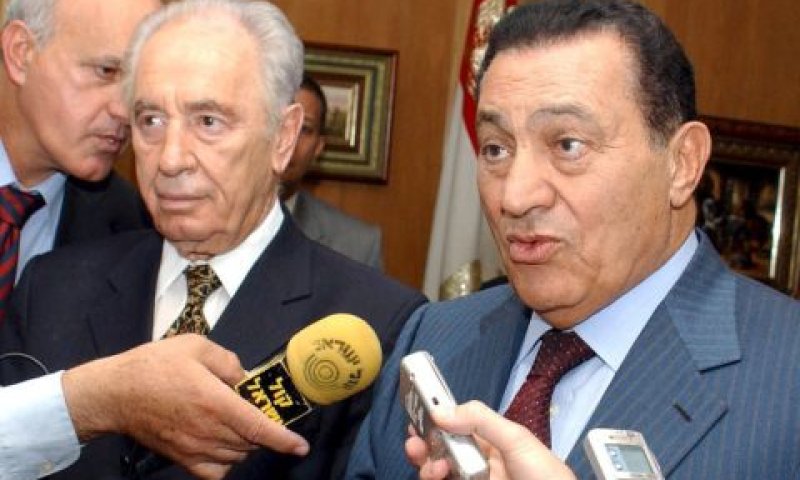 הנשיאים מובארק ופרס [ארכיון: AP]