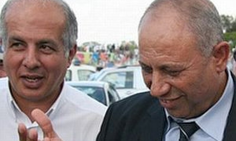 מג'אדלה עם אבי לוזון. מחזק את ידיו [צילום: עמית מצפה, ONE]