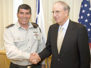 ג'ורג' מיטשל והרמטכ"ל אשכנזי [צילום: דו"צ]